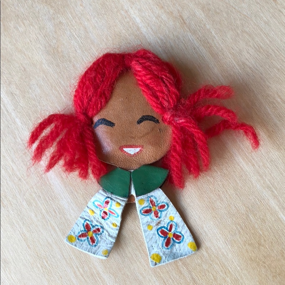 Cute 1940’s leather brooch